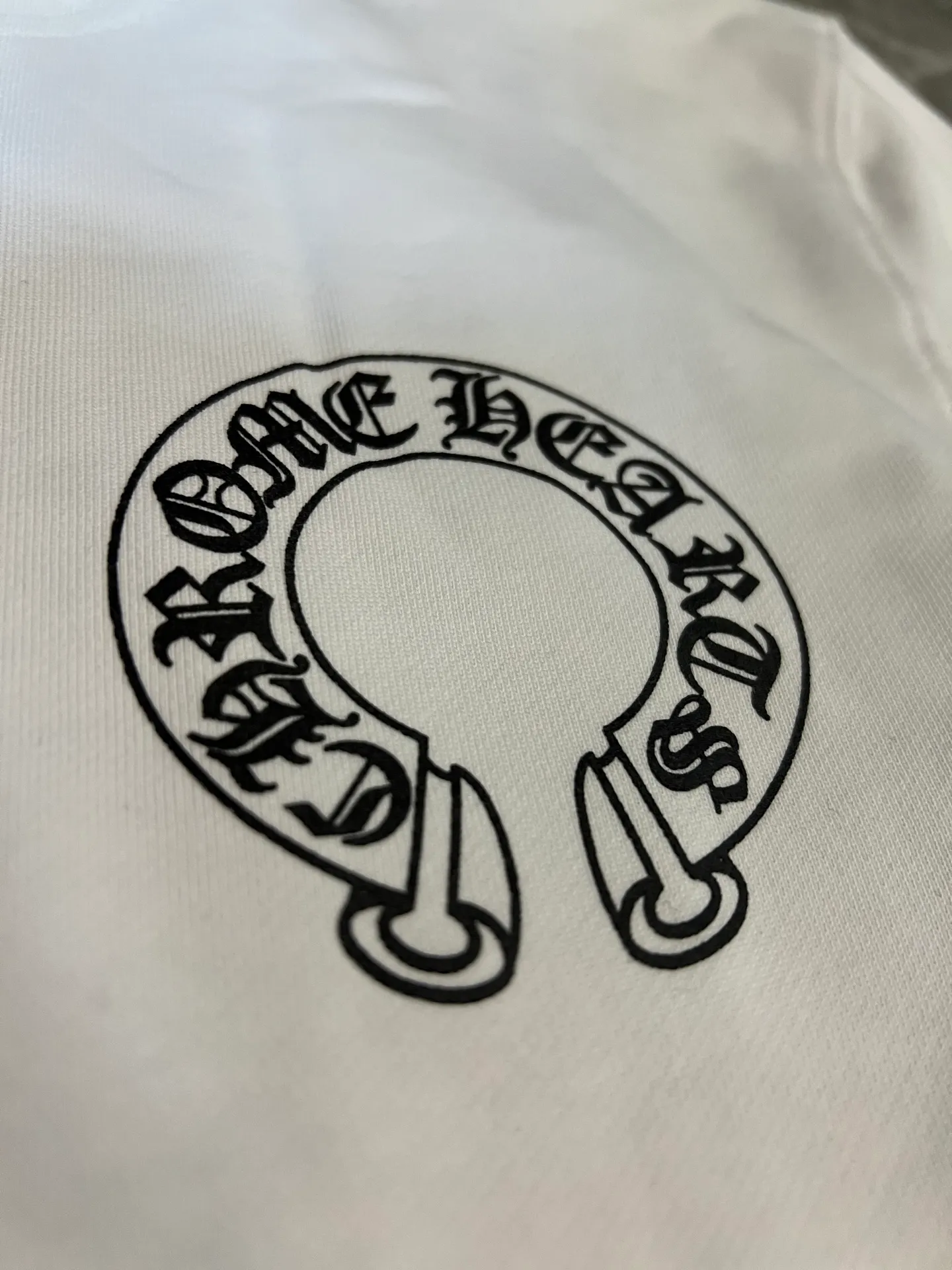 P186 [Next day] Chrome Hearts/Chrome Hearts 25ss CH Arm Cross Horseshoe Sanskrit Sloping Shoulder Sweatshirt (White - Women's Loose) Custom-woven fabric with a delicate and soft texture, gentle and non-prickly. The brand's Sanskrit inscriptions highlight the brand's unique American dark heavy industry trend style from all angles. It is fashionable and avant-garde. The unique OVEISIZE cut is more in line with the aesthetic style of the Z generation young people. It is an indispensable goddess wardrobe item!  Size: s m l. Available in seconds. Detailed sizes can be found in Figure 9.